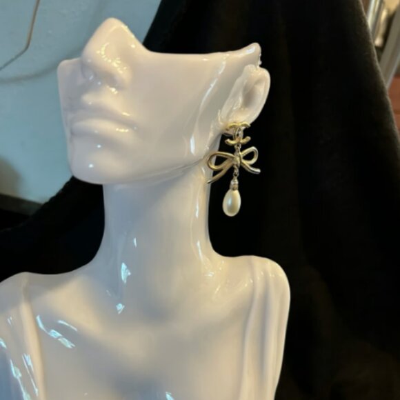 2022 Faux Pearl Chanel Gold Ribbon Bow CC Dangle Drop Strass Earrings - Picture 6 of 8